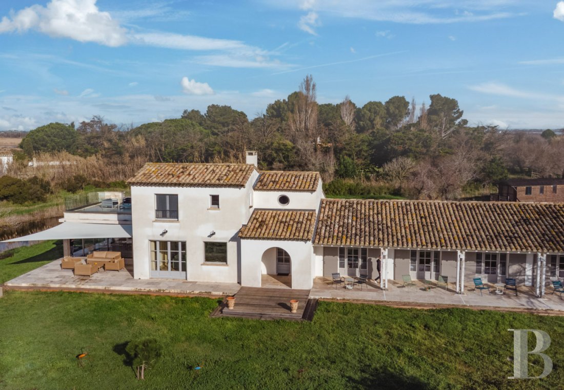 A farmhouse set amidst the marshes north of Saintes-Maries-de-la-Mer, in the Camargue - photo  n°16
